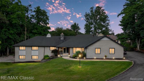 7048 Lindenmere Dr, Bloomfield Hills, MI, 48301-3522 | Card Image