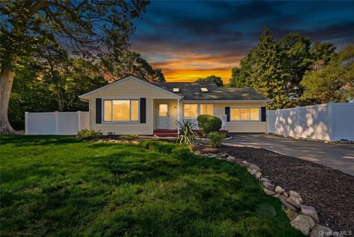 29 Henry Avenue, Brookhaven, NY, 11784 | Card Image
