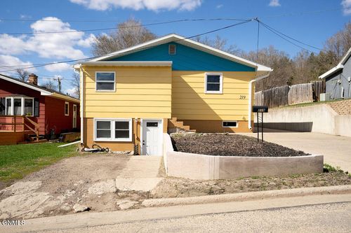 219 9th St Ne, Jamestown, ND, 58401-3243 | Card Image