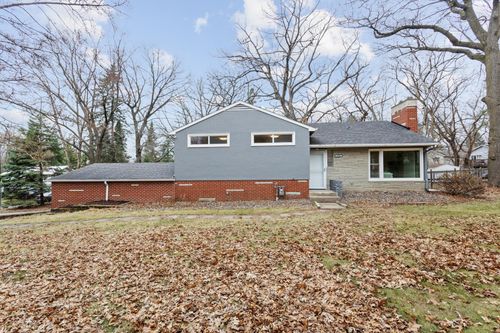 735 Warner Ave N, Mahtomedi, MN, 55115-1716 | Card Image