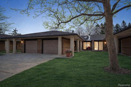 983 Wexford Way, Rochester Hills, MI, 48307-2977 | Card Image