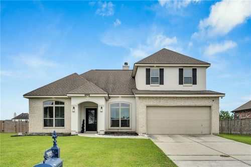 9562 W Terran Ln, Westwego, LA, 70094-2766 | Card Image