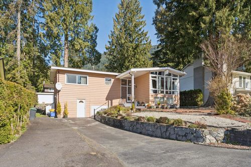 922 Canyon Blvd, North Vancouver, BC, V7R2J8 | Card Image