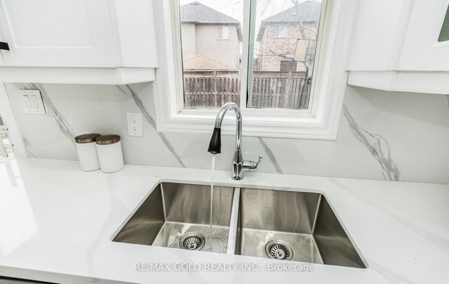 111 Fairhill Ave, House other with 6 bedrooms, 4 bathrooms and 2 parking in Brampton ON | Image 30