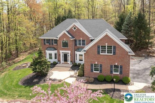 5572 Northwood Dr, CENTER VALLEY, PA, 18034-8814 | Card Image