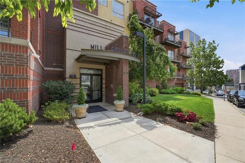 208-4521 Wornall Rd, Kansas City, MO, 64111-3214 | Card Image