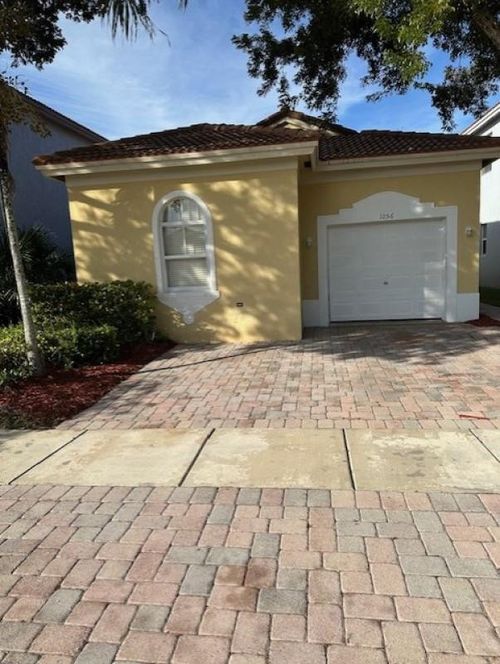 1056 Ne 39th Ave, Homestead, FL, 33033-5923 | Card Image