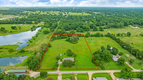 570 N Center St, Blossom, TX, 75416-2507 | Card Image