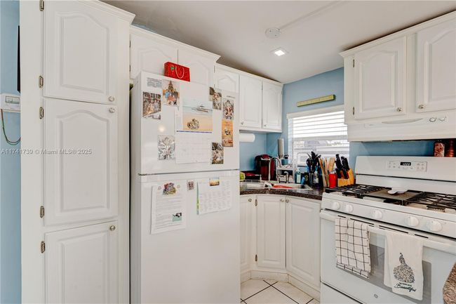 65821 Overseas Hwy, House other with 2 bedrooms, 1 bathrooms and null parking in Long Key FL | Image 10