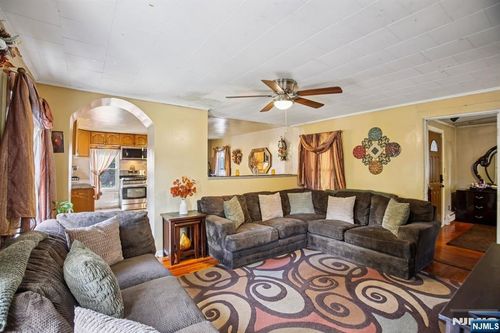 369 Queens Ct, Ridgewood, NJ, 07450-2011 | Card Image