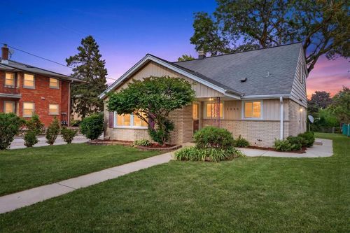 2250 N 103rd Street, Wauwatosa, WI, 53226 | Card Image