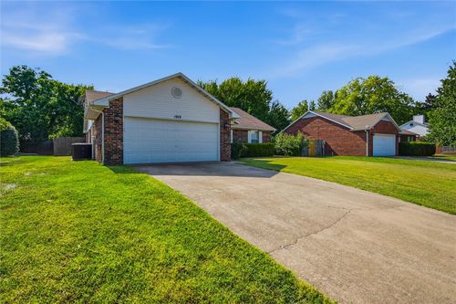1919 N Radcliffe Ave, Fayetteville, AR, 72704-5386 | Card Image