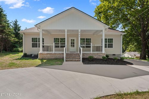 711 Byrd St, Clinton, TN, 37716-3101 | Card Image