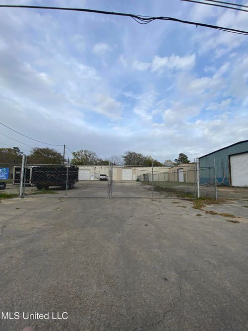 103 N Ocean Wave Ave, Long Beach, MS, 39560-5017 | Card Image