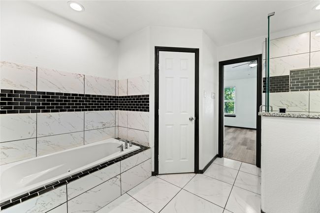 relaxing soaking tub | Image 15