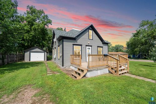 411 N 6th St, Beresford, SD, 57004-1207 | Card Image