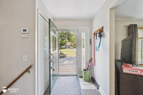 9405 Sprucedale Dr, Flushing, MI, 48433-1074 | Card Image