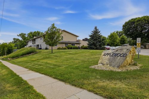 1726 Applewood Pl Ne, Cedar Rapids, IA, 52402-3322 | Card Image