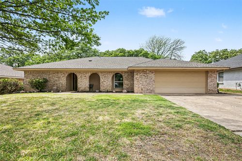 2805 Autumn Dr, Hurst, TX, 76054-2303 | Card Image