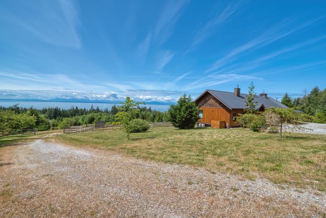 2247 Pixton Rd, House other with 3 bedrooms, 3 bathrooms and 6 parking in Roberts Creek BC | Image 38
