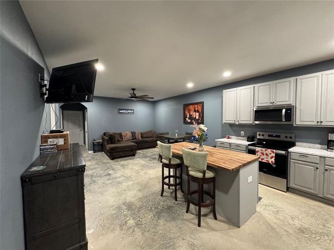 000 Old Farm Market 705 S, House other with 2 bedrooms, 2 bathrooms and 3 parking in Broaddus TX | Image 9