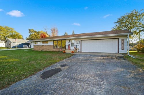 1204 1st St Ne, Oelwein, IA, 50662-1928 | Card Image