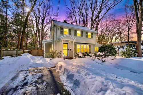 77 Wade St, Newton, MA, 02461-1714 | Card Image