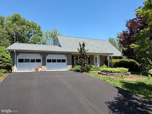 9495 Hesshire Hill Ct, Waynesboro, PA, 17268-8202 | Card Image