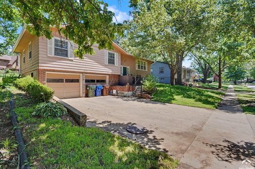 2920 Yellowstone Drive, Lawrence, KS, 66047 | Card Image