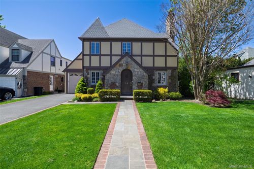 12 May Ct, Rockville Centre, NY, 11570-2718 | Card Image
