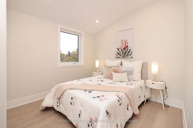 1046 Roosevelt Rd, House attached with 5 bedrooms, 6 bathrooms and 2 parking in Mississauga ON | Image 39