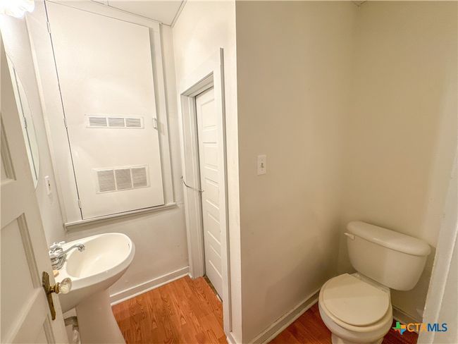 205 Hubbard Street, House other with 5 bedrooms, 3 bathrooms and null parking in Yoakum TX | Image 29