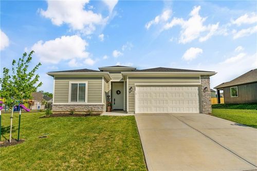 1592 Grayhawk Dr, Basehor, KS, 66007 | Card Image