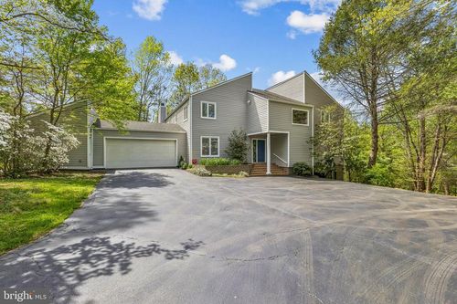 2416 Sunny Meadow Ln, VIENNA, VA, 22181-3023 | Card Image