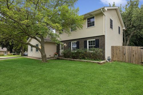 6121 Sands Rd, Crystal Lake, IL, 60014-6560 | Card Image