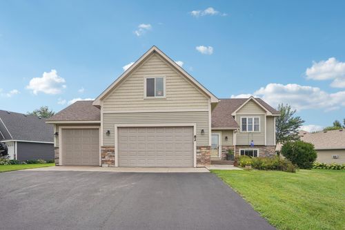 82 Coach Light Dr, Hudson, WI, 54016-7771 | Card Image