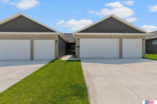 10721 Majestic Ln, Lincoln, NE, 68527-2527 | Card Image