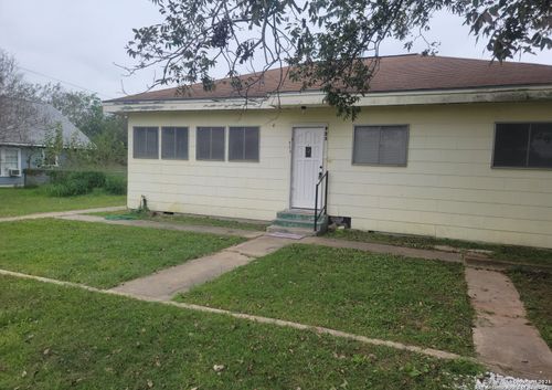 925 4th St, Floresville, TX, 78114-1801 | Card Image