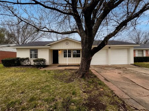 802 N Hughes St, Howe, TX, 75459-3586 | Card Image