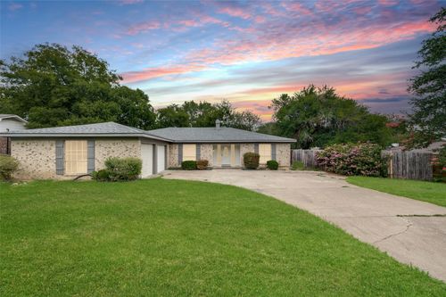 9704 Leland Ln, Benbrook, TX, 76126-3106 | Card Image