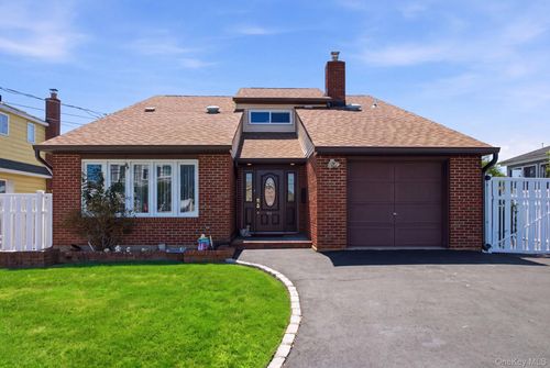 212 Shore Road, Babylon, NY, 11757 | Card Image