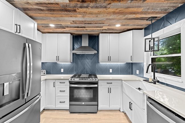 181 Manchester St, House other with 2 bedrooms, 1 bathrooms and 1 parking in Boston MA | Image 6