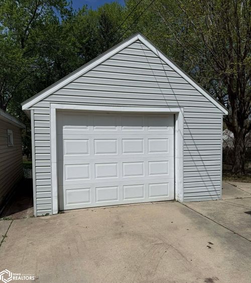 930 16th St Ne, Mason City, IA, 50401-1428 | Card Image