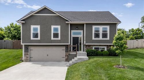 1115 Sw 10th Ter, Oak Grove, MO, 64075-9443 | Card Image