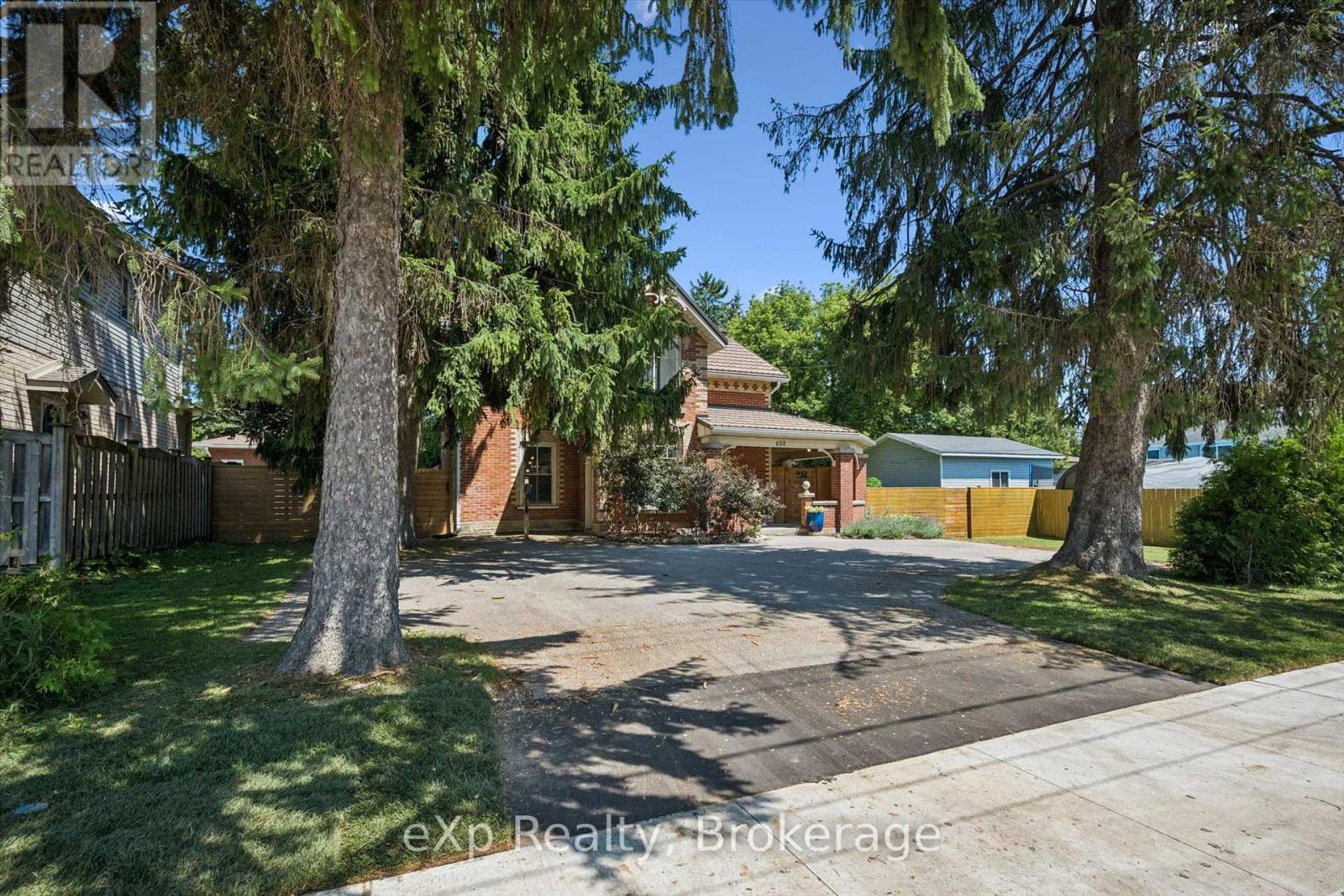 Residential in Centre Wellington (Fergus) 2