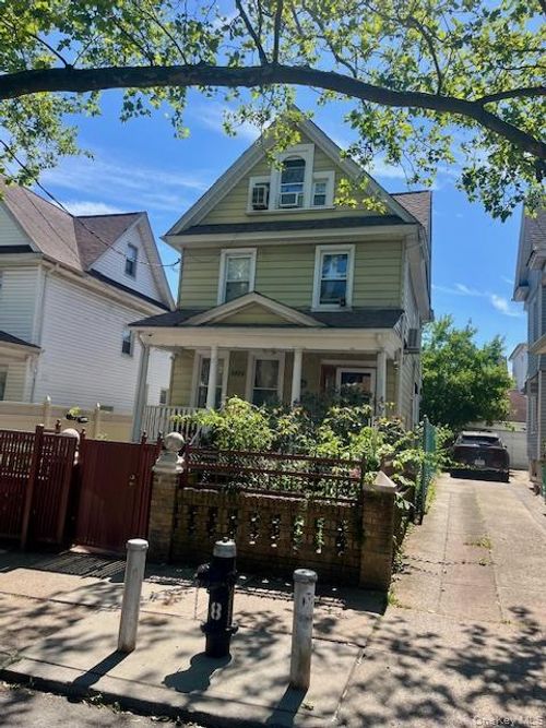 8424 109th St, Richmond Hill, NY, 11418-1231 | Card Image
