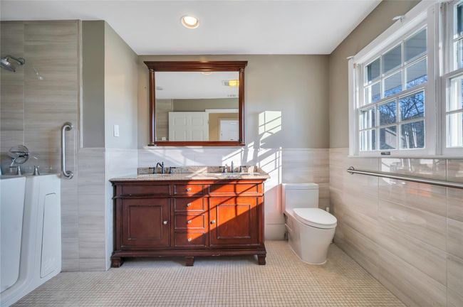 Hall bathroom | Image 13