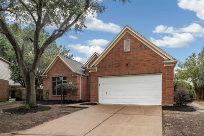 2911 Maple Bend Court, House other with 3 bedrooms, 2 bathrooms and null parking in Houston TX | Image 2