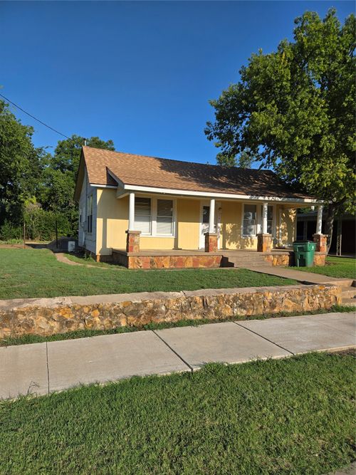 714 S Commercial Ave, Coleman, TX, 76834-4208 | Card Image
