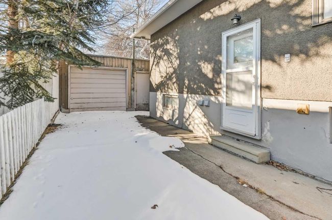 303 38 Street Sw, Home with 3 bedrooms, 2 bathrooms and 3 parking in Calgary AB | Image 3